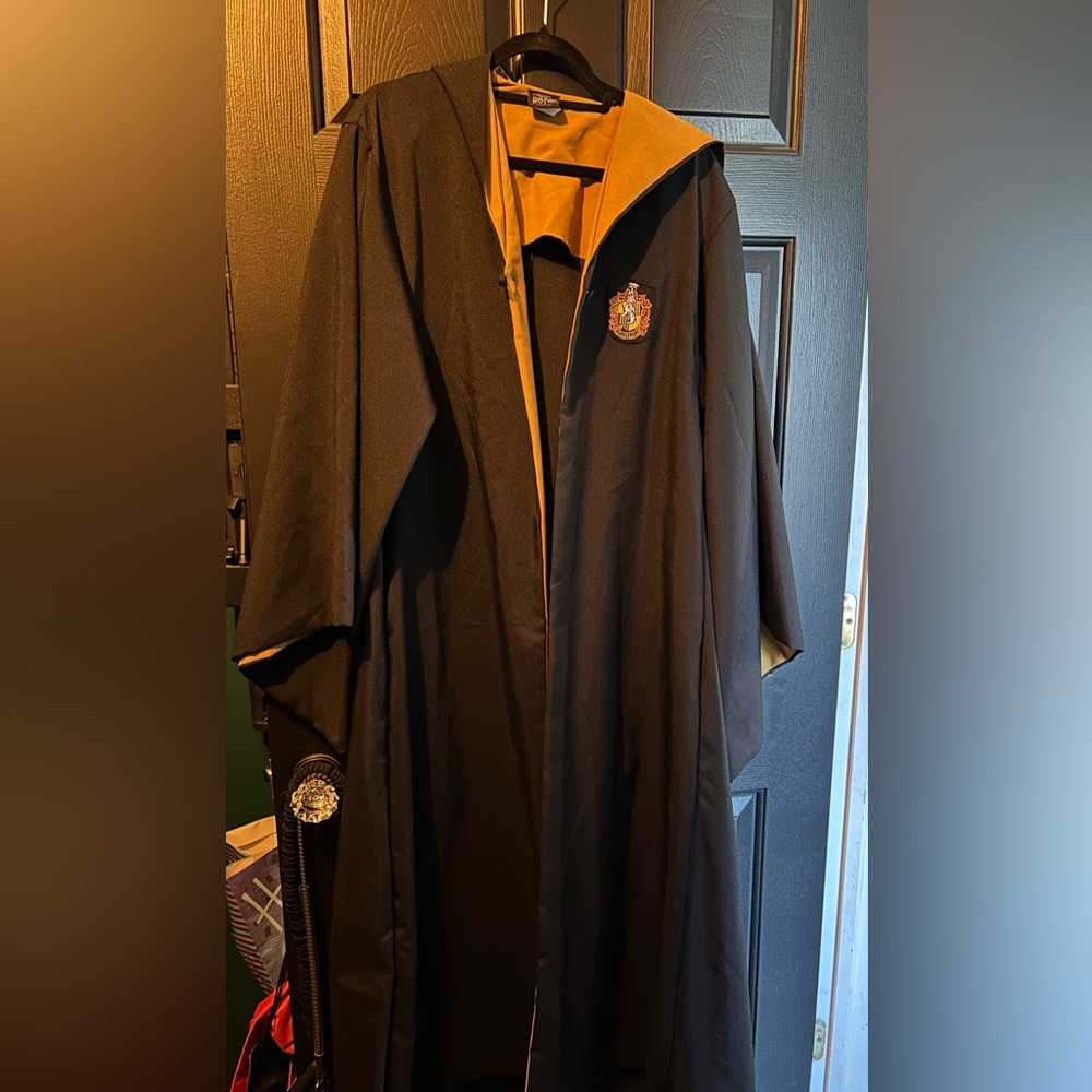 Hogwarts Hufflepuff Robe - Black with Gold Lining